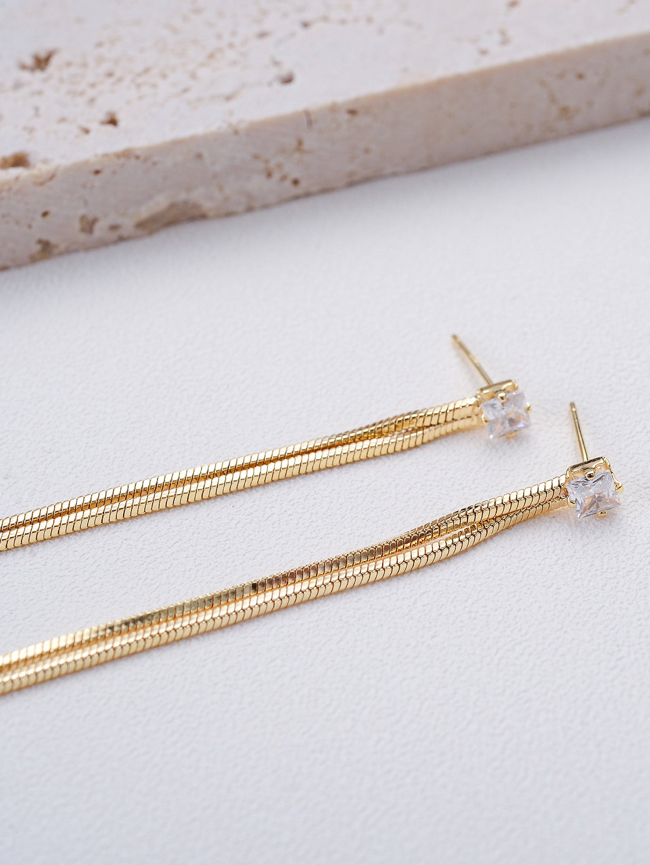 Gepersonaliseerde oorbellen met dunne metalen ketting