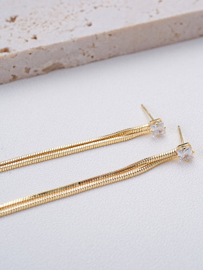 Gepersonaliseerde oorbellen met dunne metalen ketting