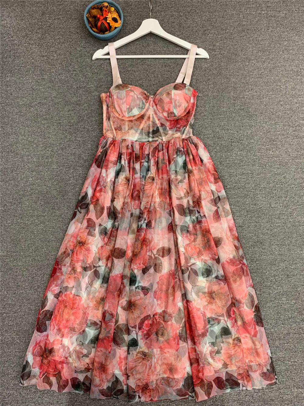 Zomerjurk in vintage stijl met spaghettibandjes en bloemenprint