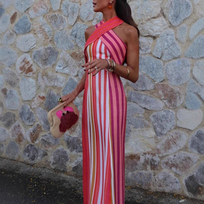 Elegante nauwsluitende gestreepte mouwloze maxi-jurk met gekruiste bandjes