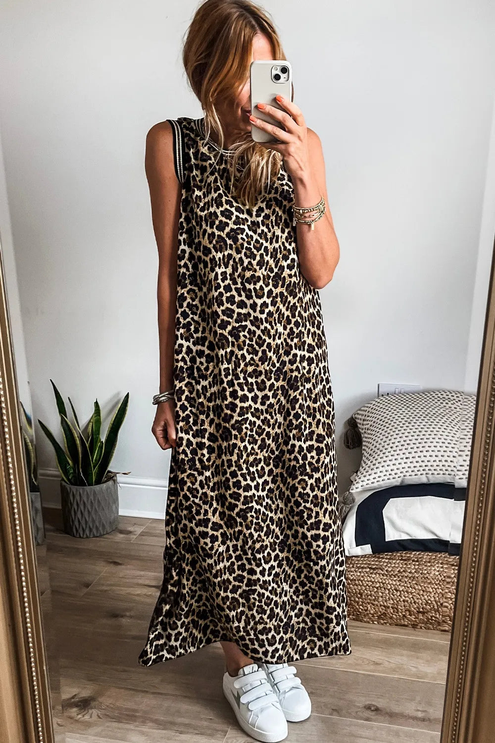 Mouwloze maxi-jurk met luipaardprint en zijsplit