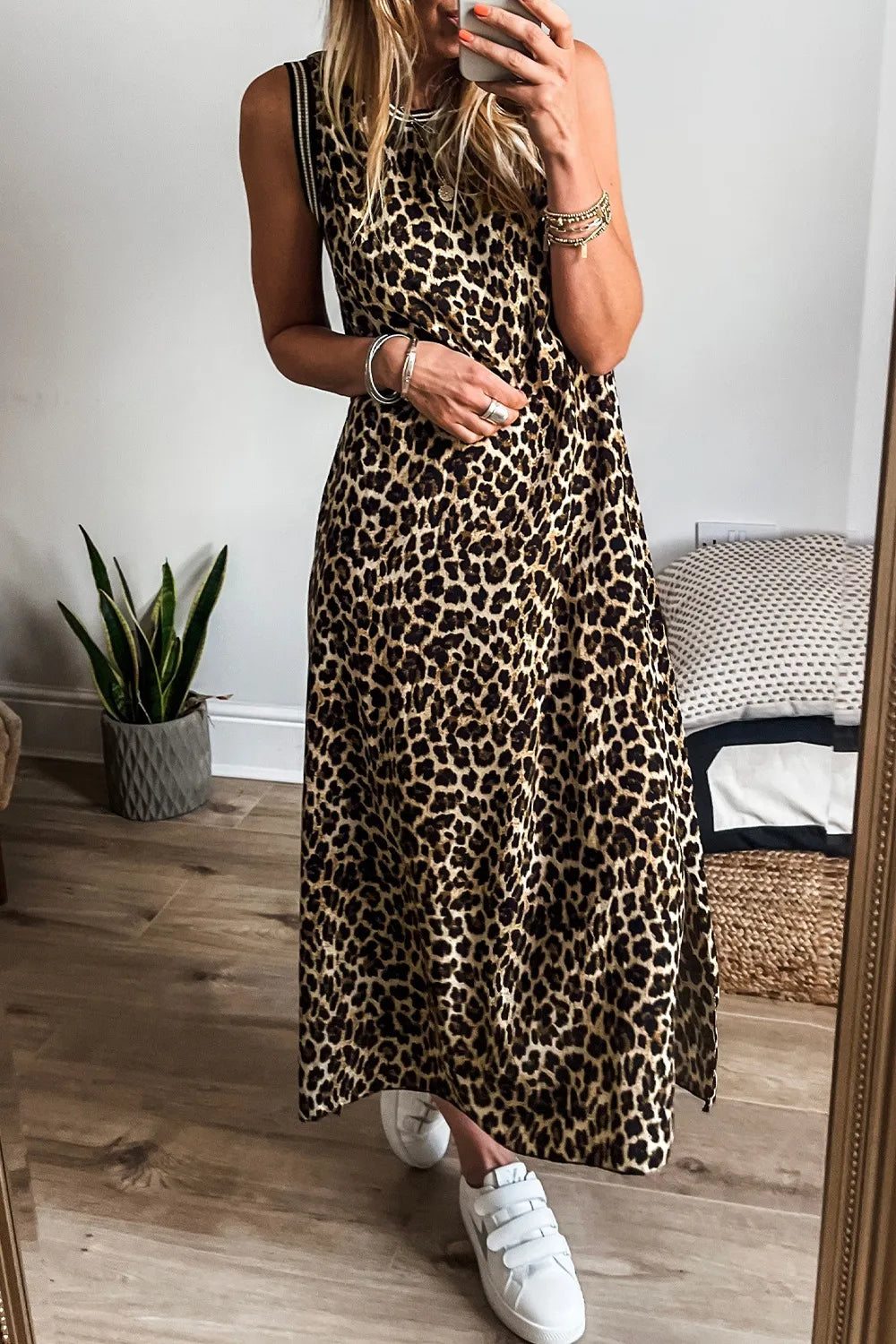 Mouwloze maxi-jurk met luipaardprint en zijsplit