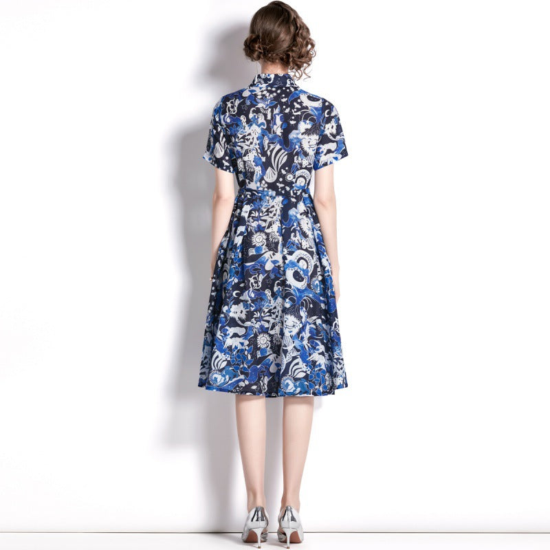 Blauwe blousejurk met bloemenprint omgeslagen kraag en korte mouwen