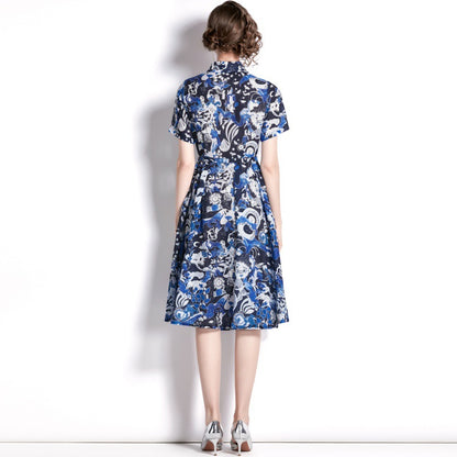 Blauwe blousejurk met bloemenprint omgeslagen kraag en korte mouwen