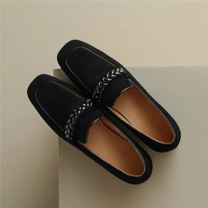 Effen dames loafers van zacht leer-suède met ronde neus en sierketting