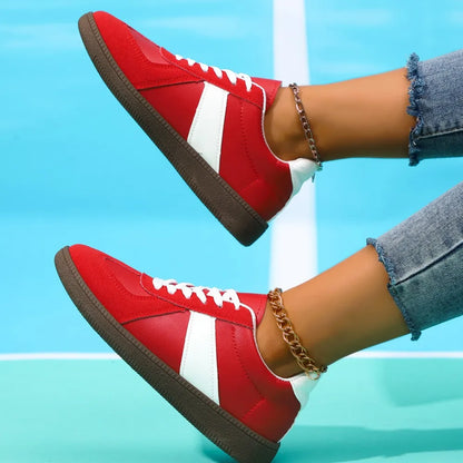 Platte sneakers met ronde neus en vetersluiting in contrasterende kleur