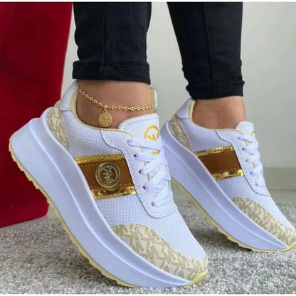 Damessneakers van mesh met patchwork en vetersluiting
