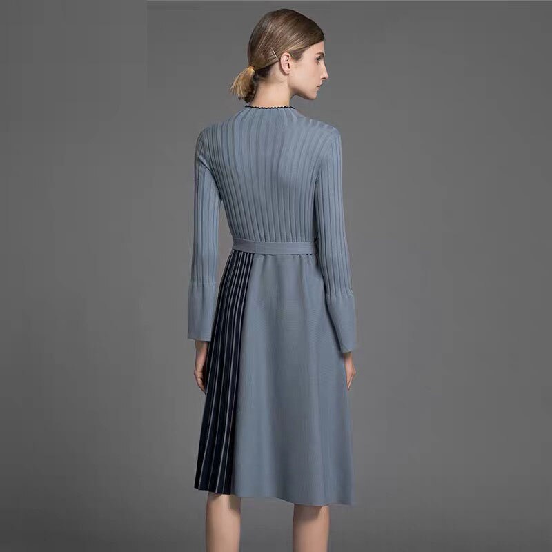 Elegante midi-jurk met gestreepte patchwork ceintuur en lange uitlopende mouwen
