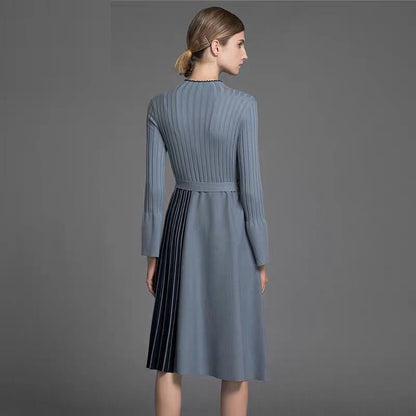 Elegante midi-jurk met gestreepte patchwork ceintuur en lange uitlopende mouwen