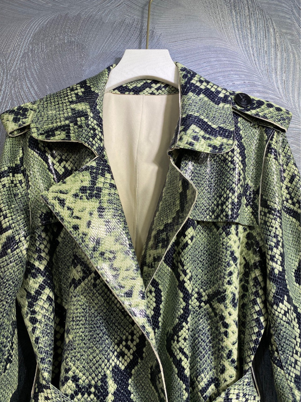 Designer PU jas voor dames met slangenprint lange mouwen en riem
