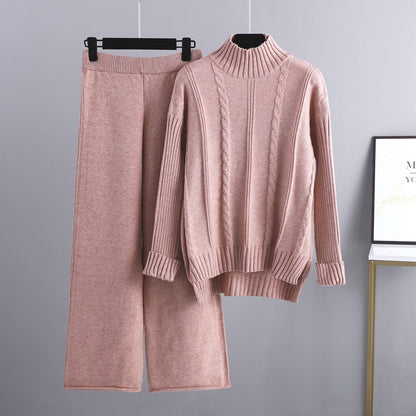 Gebreide tweedelige set bestaande uit een halfhoge coltrui en een wijde broek
