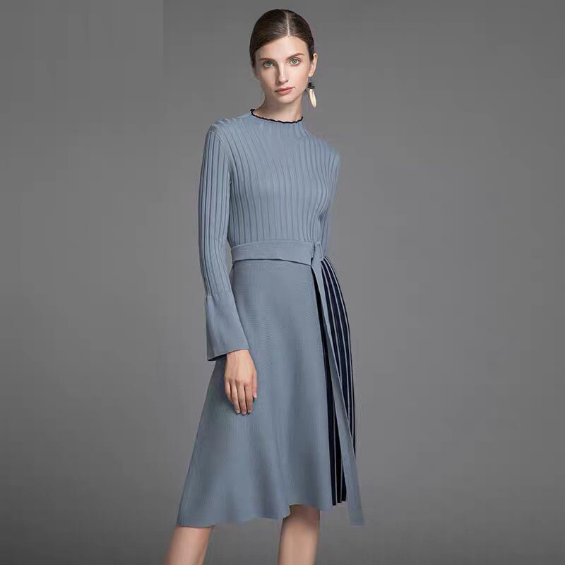 Elegante midi-jurk met gestreepte patchwork ceintuur en lange uitlopende mouwen
