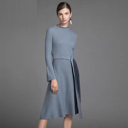 Elegante midi-jurk met gestreepte patchwork ceintuur en lange uitlopende mouwen