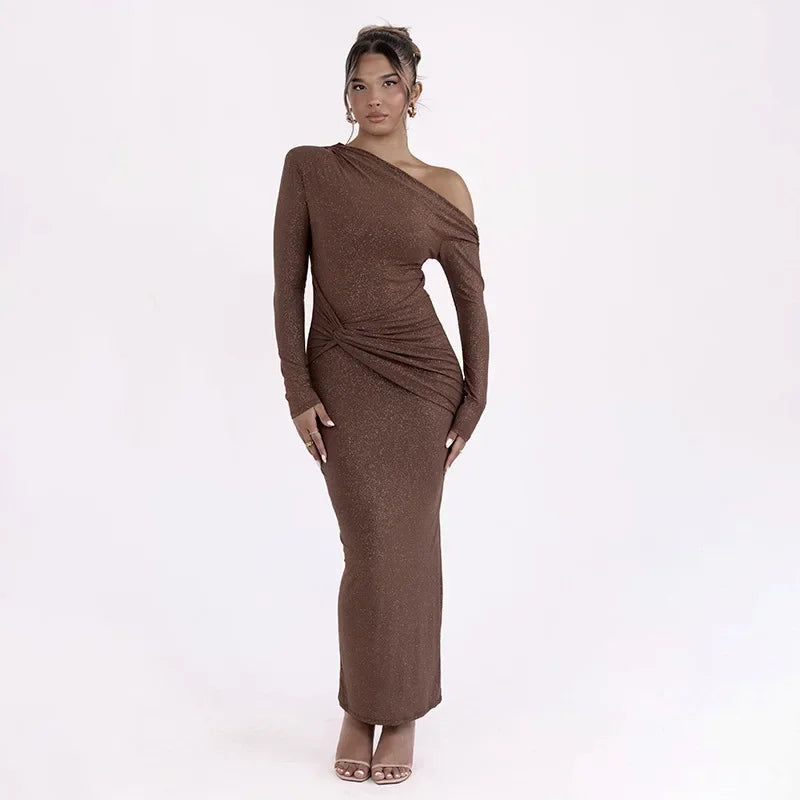 Gebreide maxi-jurk met pailletten schuine schouders en gedraaide details