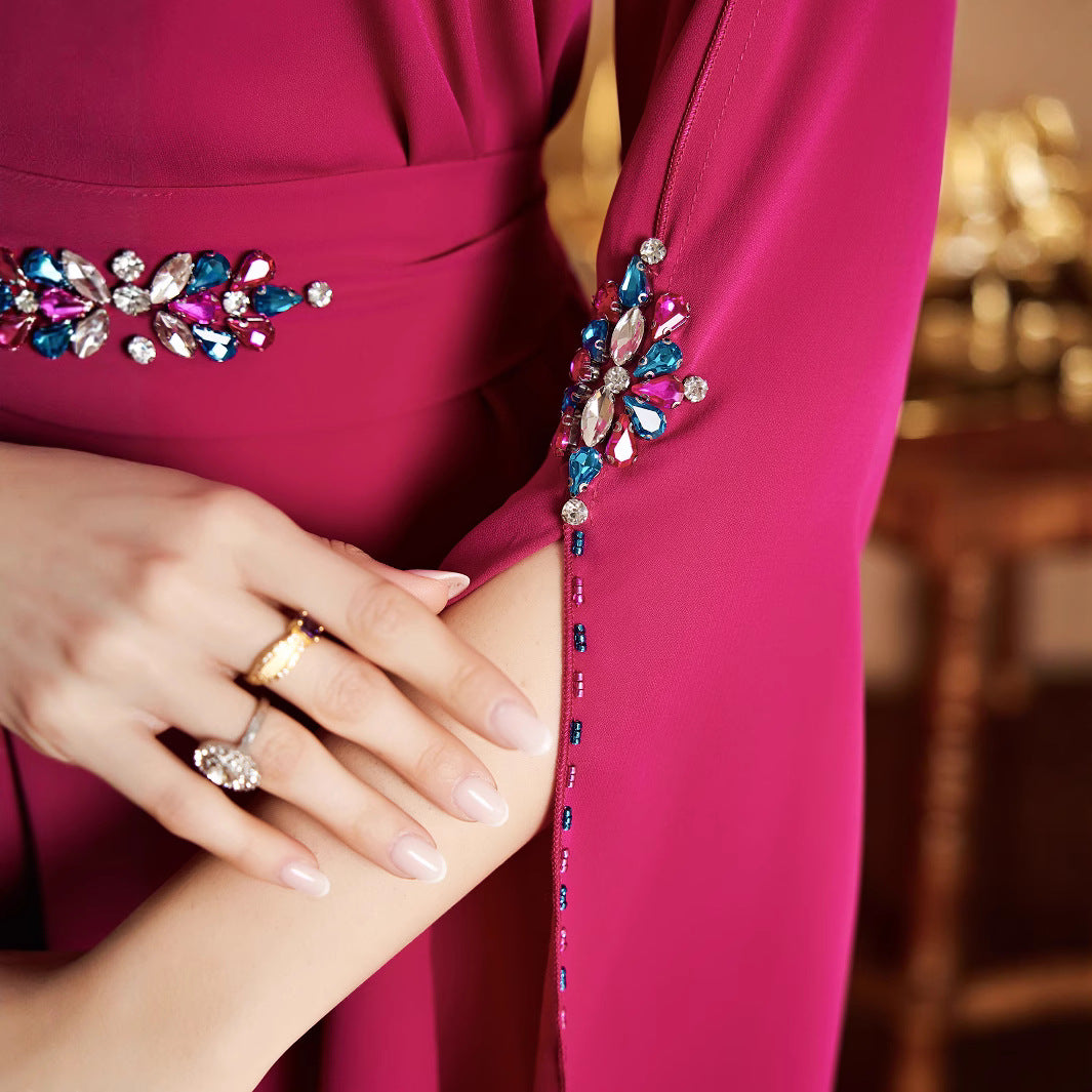 V-hals Turkse jurk met handgestikte diamantversieringen