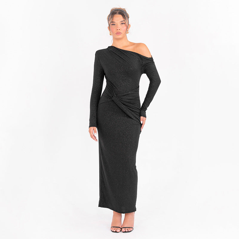 Gebreide maxi-jurk met pailletten schuine schouders en gedraaide details