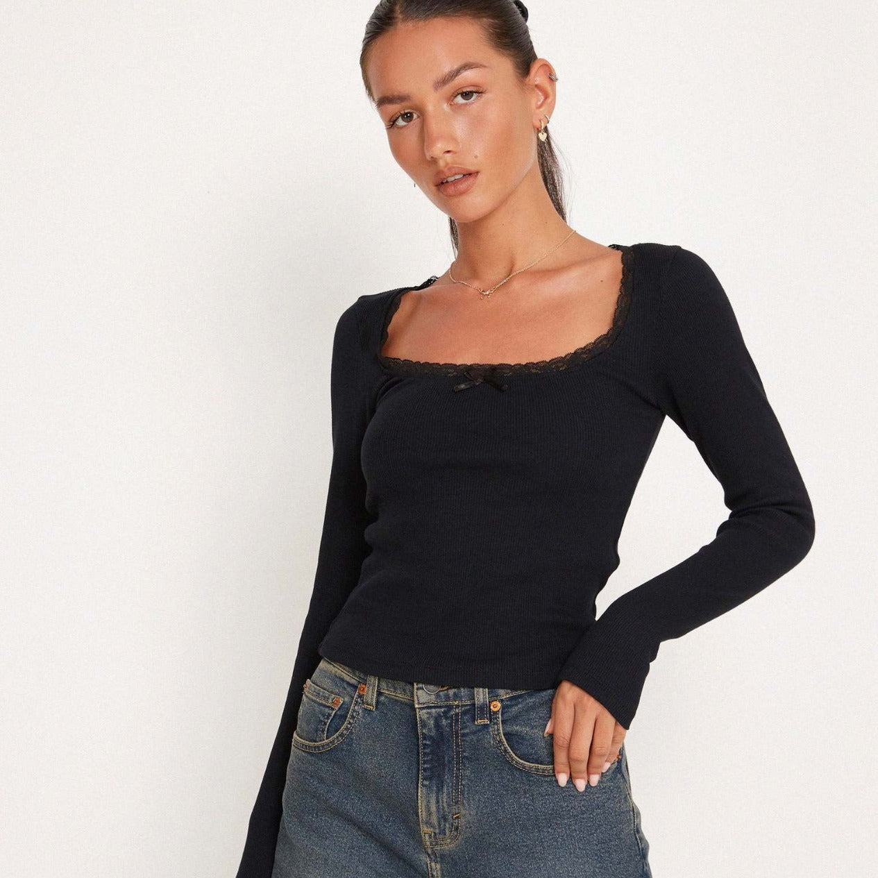 2023 new arrival Amazon Fall Winter fashion sexy U collar small lace knitted bottoming shirt