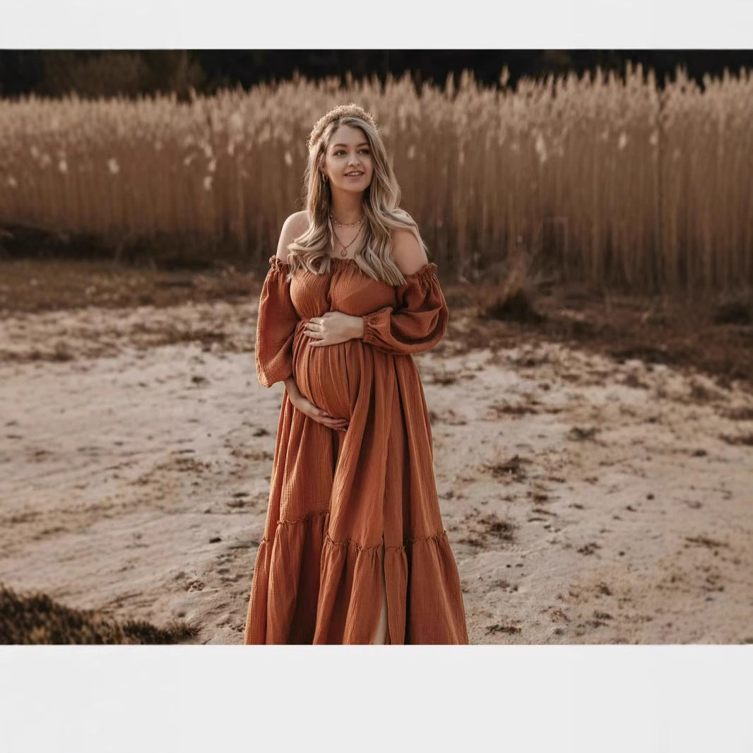 Off-shoulder wangerschapsjurk met split en pofmouwen