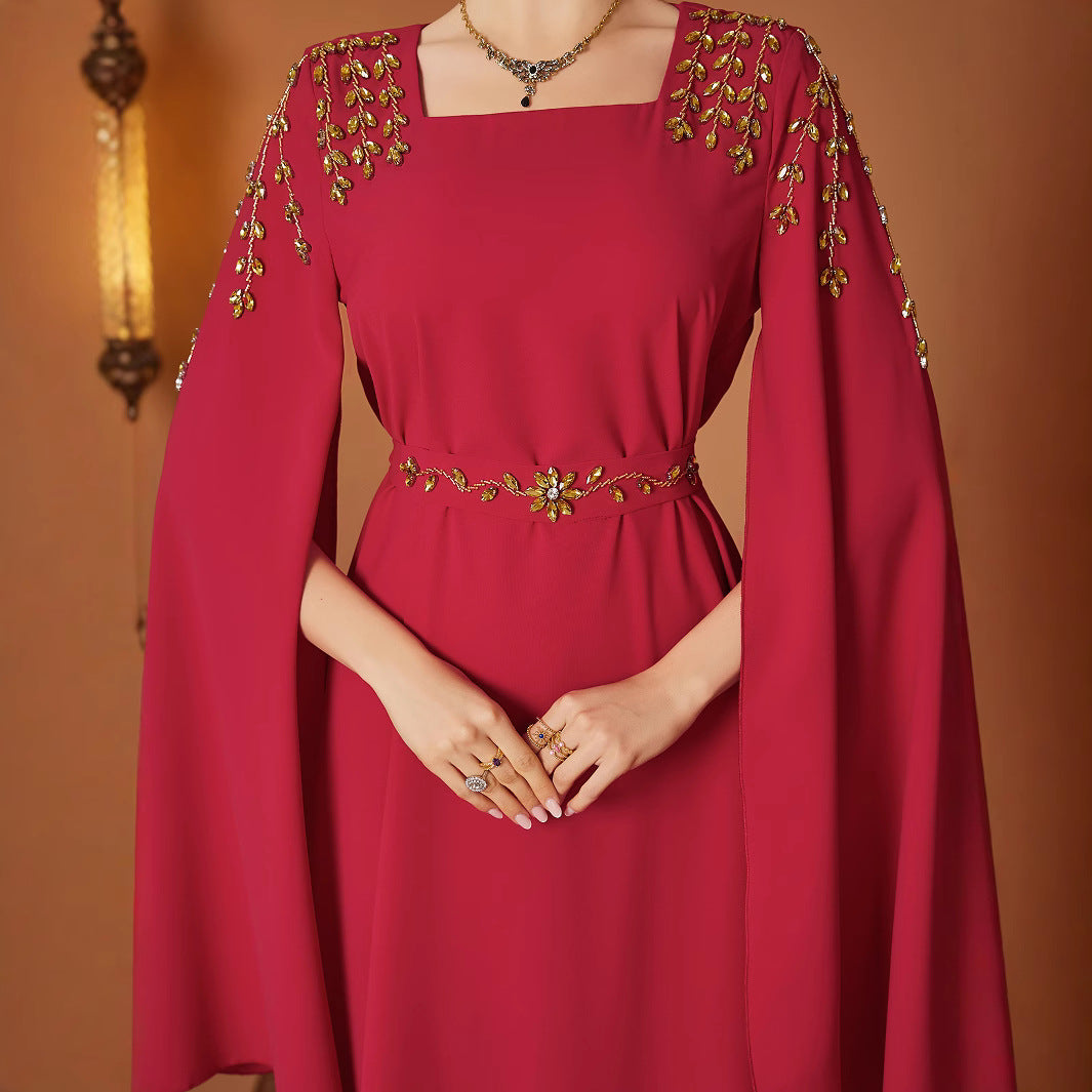 Avondjurk met cape en diamanten kralen uit het Midden-Oosten