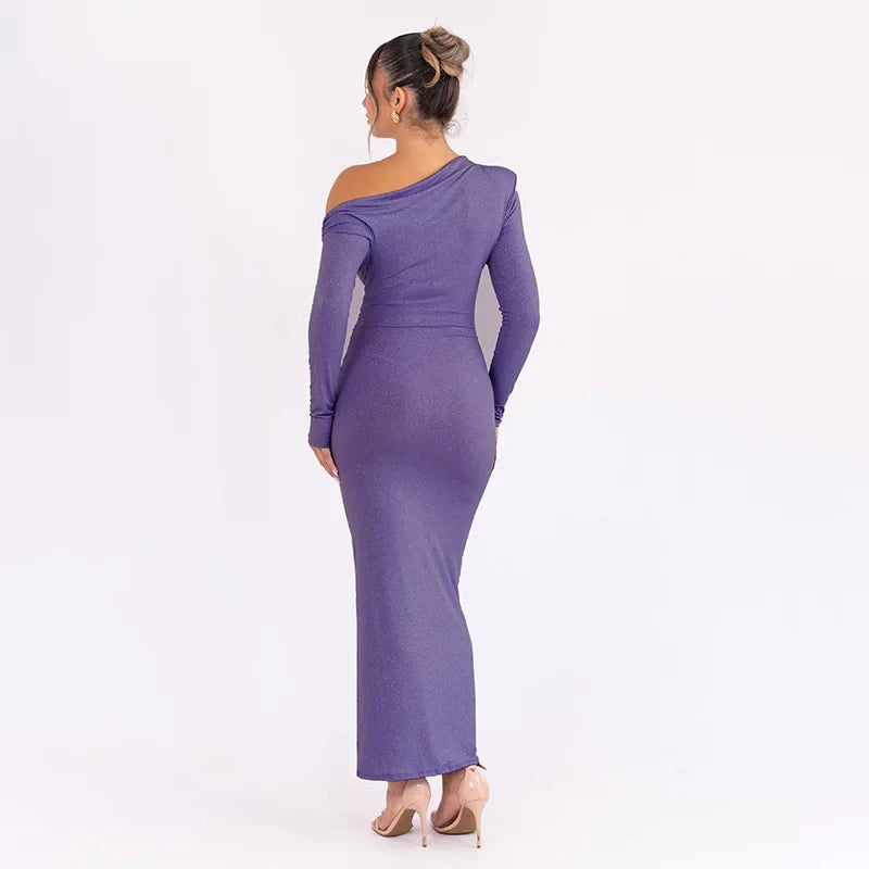 Gebreide maxi-jurk met pailletten schuine schouders en gedraaide details
