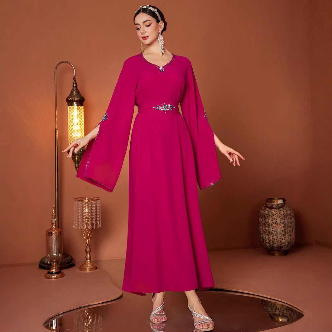 V-hals Turkse jurk met handgestikte diamantversieringen