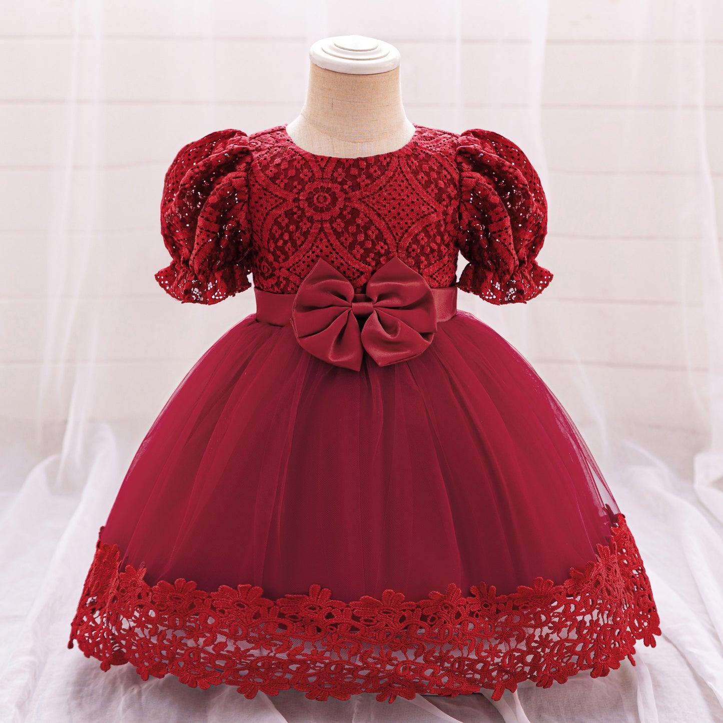 Baby meisjes prinsessenjurk met geborduurde kant en mesh