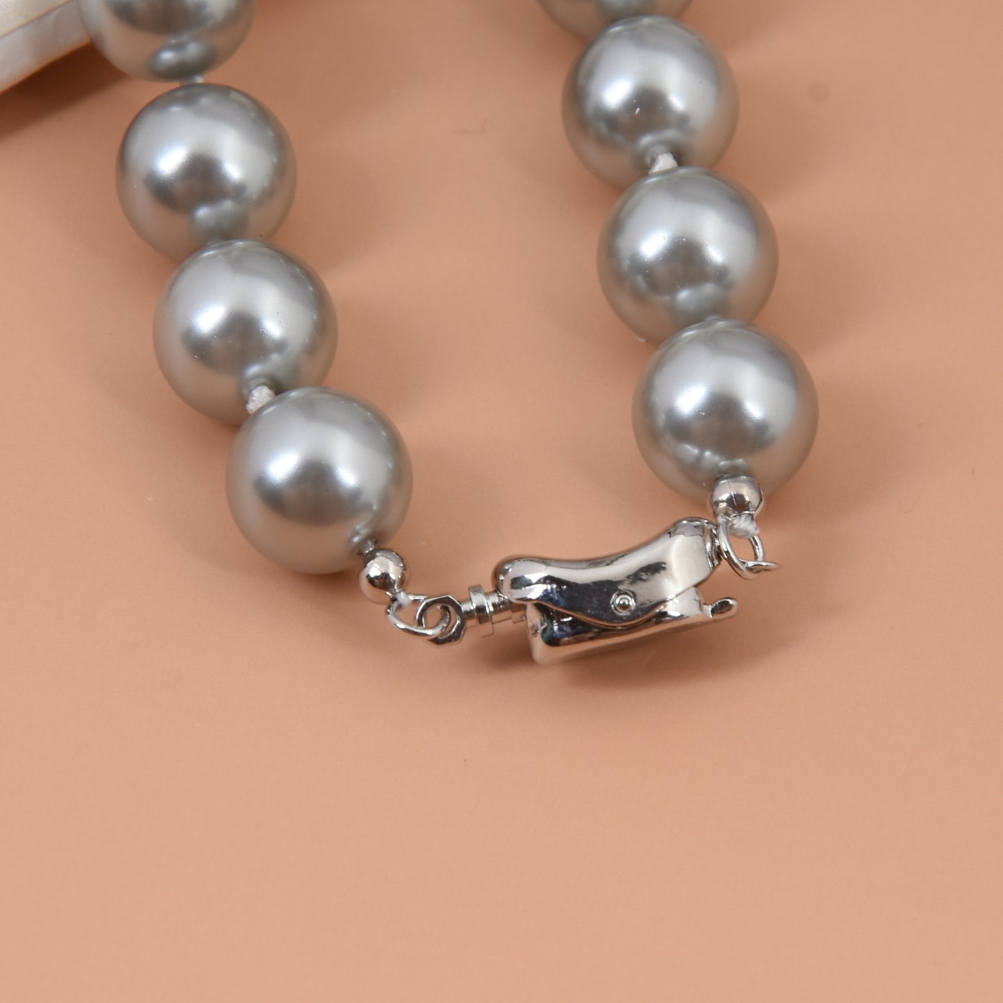 Film and Television same style 925 Yuanbao knot pearl necklace knotted clavicle chain French gray pearl chain offline store hot selling product