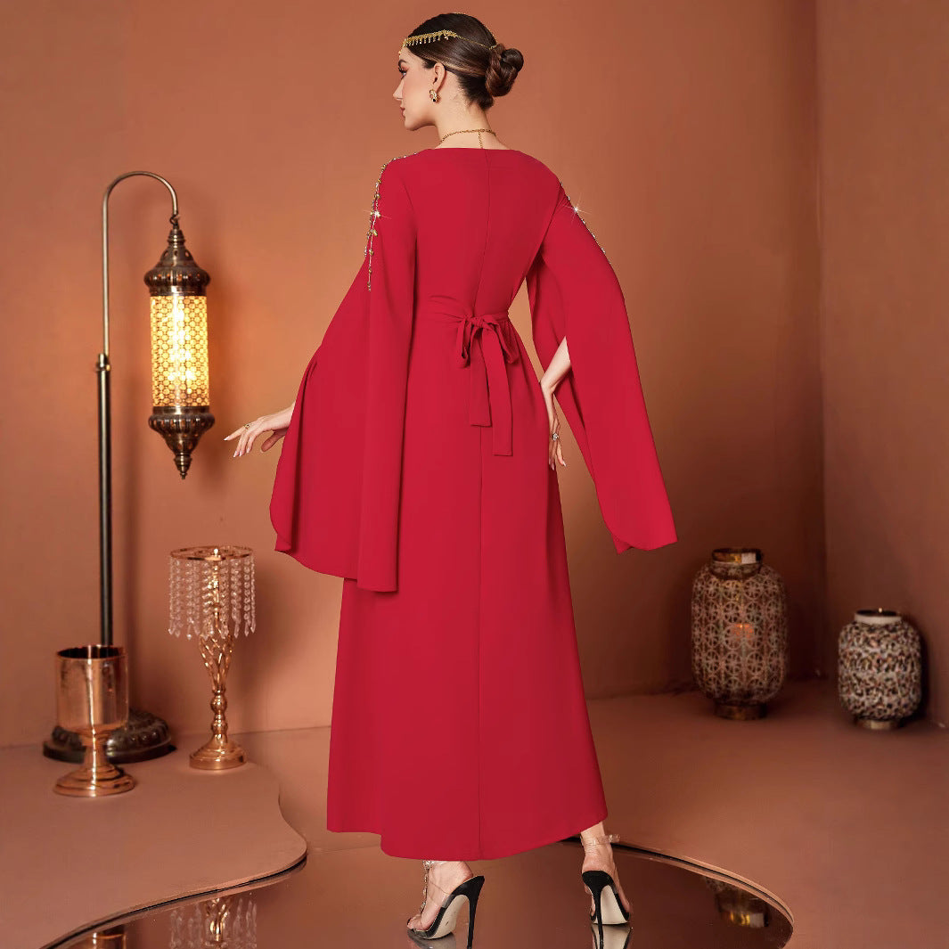 Avondjurk met cape en diamanten kralen uit het Midden-Oosten