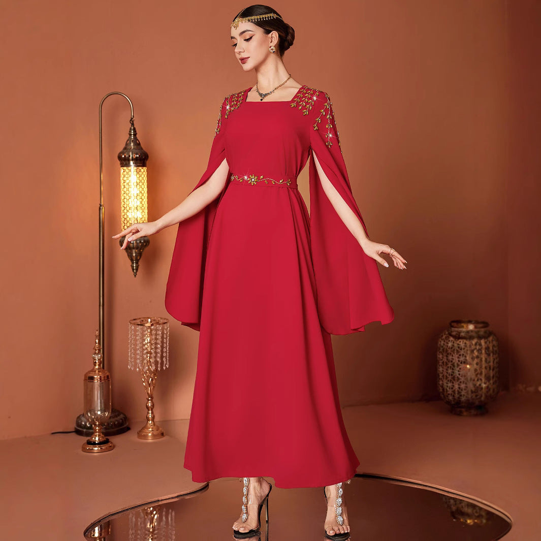 Avondjurk met cape en diamanten kralen uit het Midden-Oosten