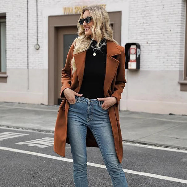 Slanke middellange jas met dubbele rij knopen en omslagkraag