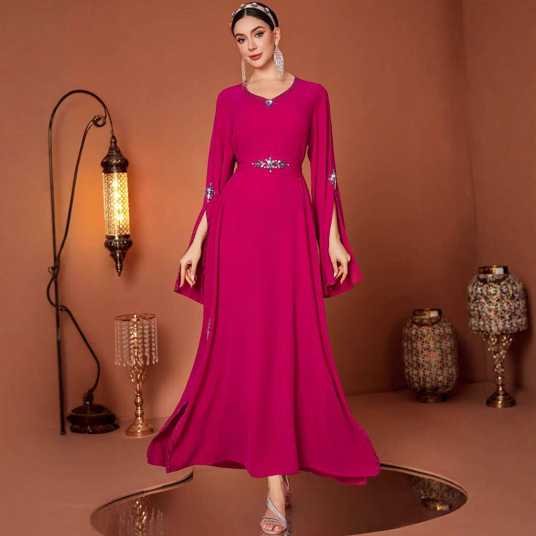 V-hals Turkse jurk met handgestikte diamantversieringen