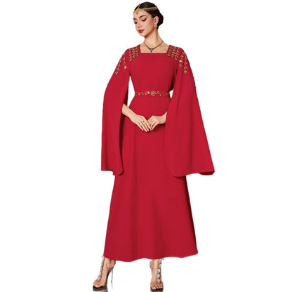 Avondjurk met cape en diamanten kralen uit het Midden-Oosten