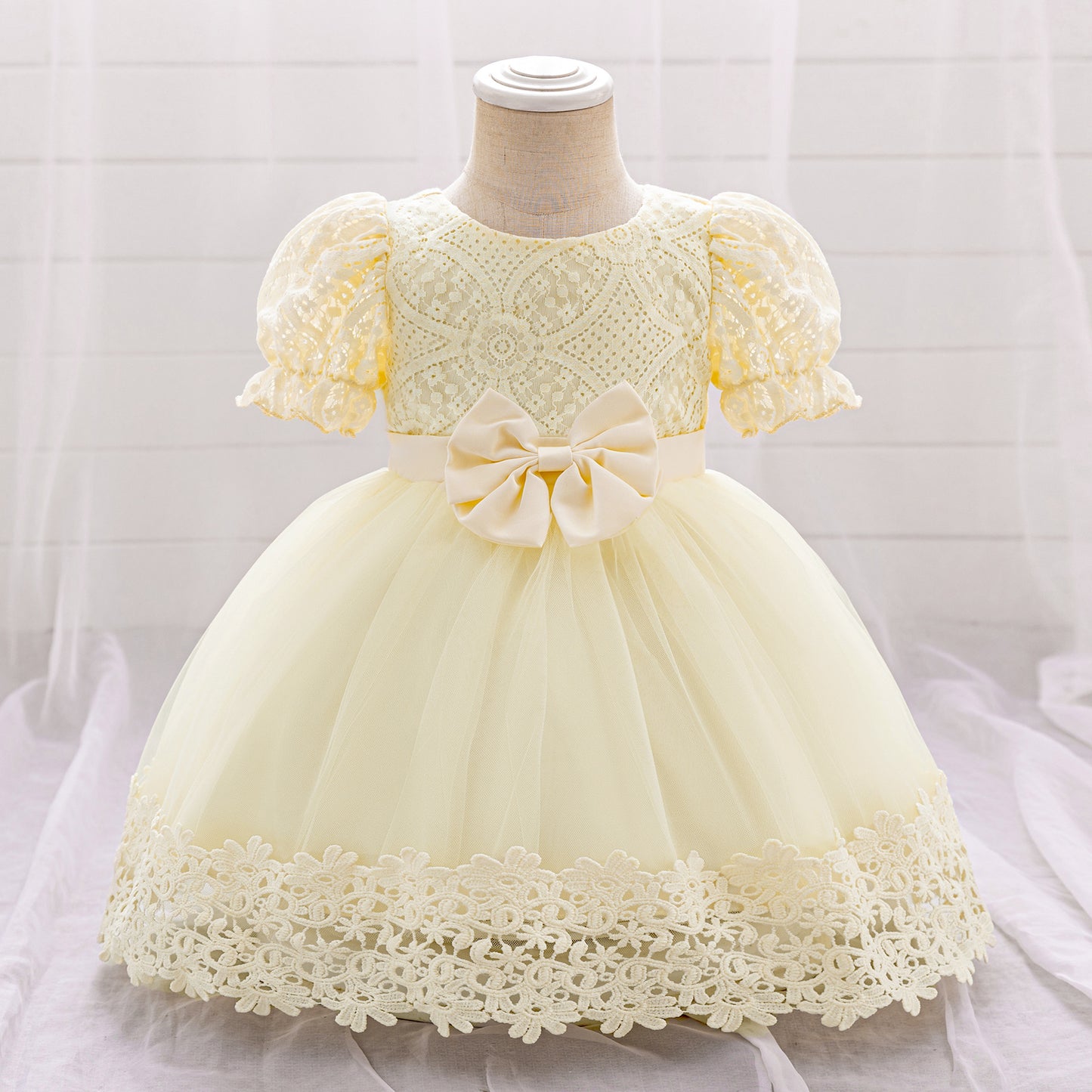 Baby meisjes prinsessenjurk met geborduurde kant en mesh
