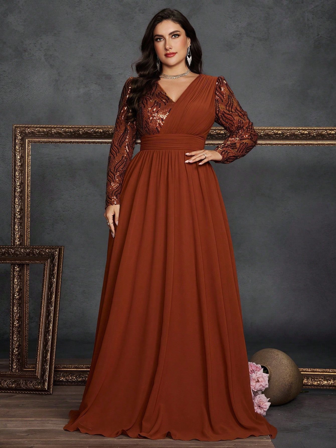 Plus size elegante lange avondjurk met V-hals en lange mouwen met kleurrijke lovertjes en kraaltjes