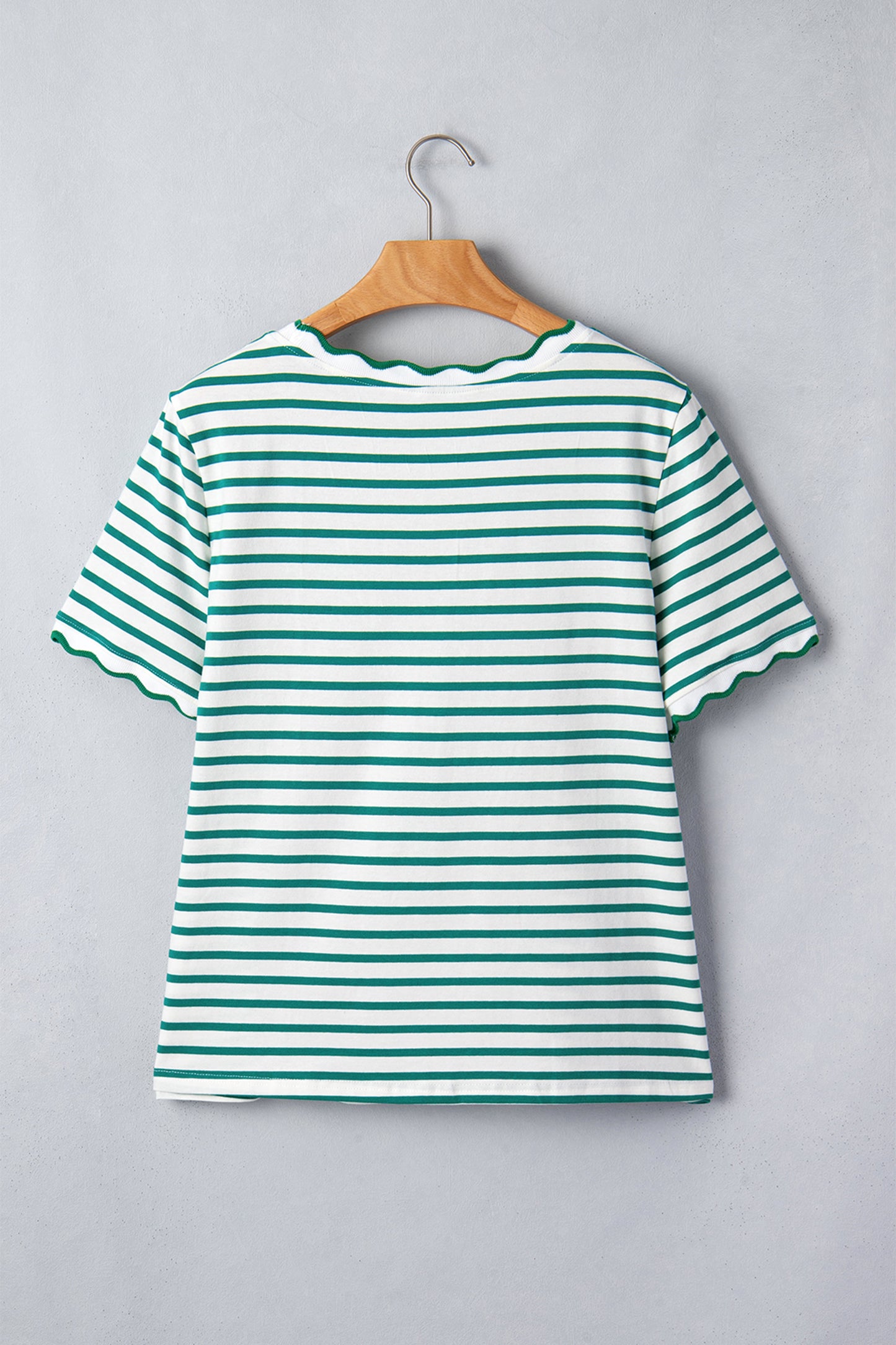 T-shirt met ronde hals en rode strepen en geschulpte rand