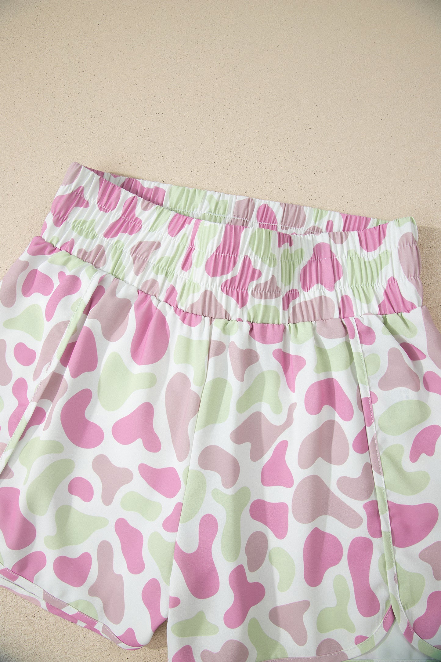Camouflageprint shorts met hoge taille en plooien