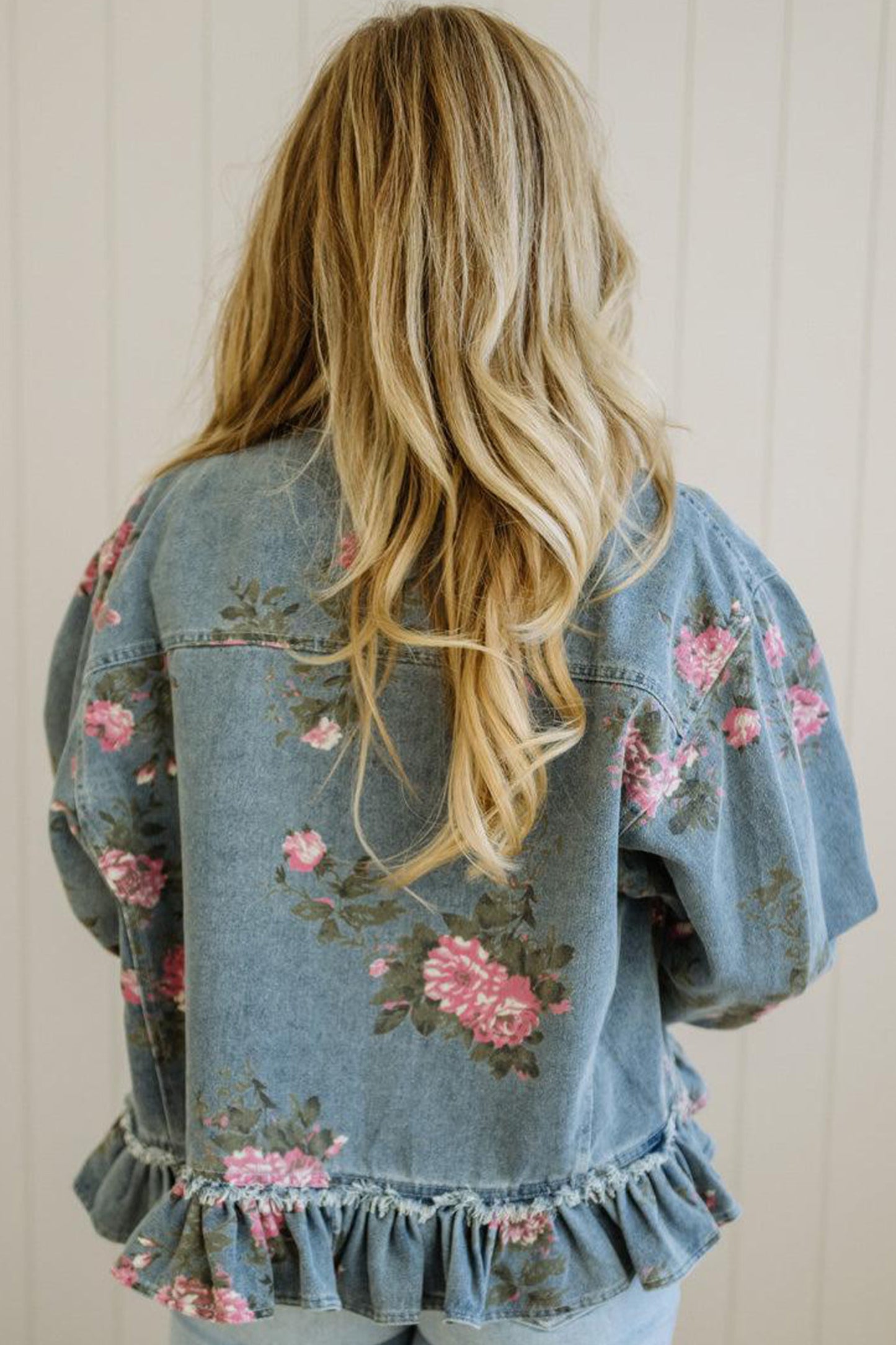 Denimjas met bloemenprint en ruches aan de zoom