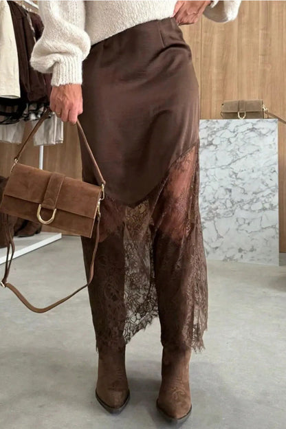 Donkerbruine lange casual rok met kanten patchwork aan de zoom