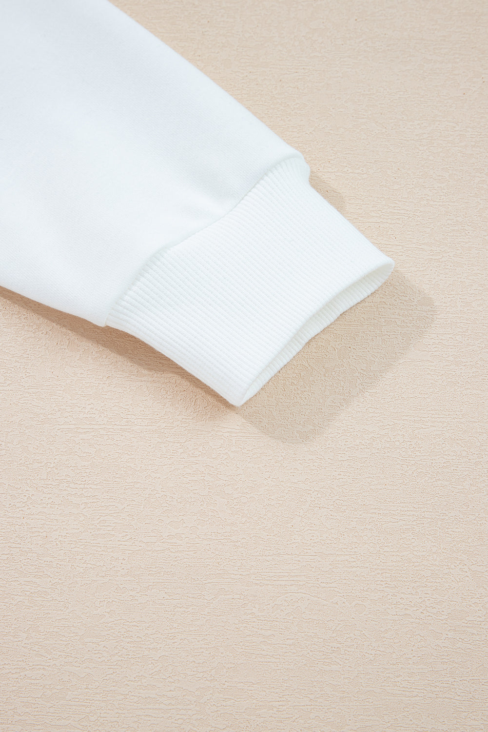 Preppy sweatshirt met strepen op de mouwen en een losse pasvorm
