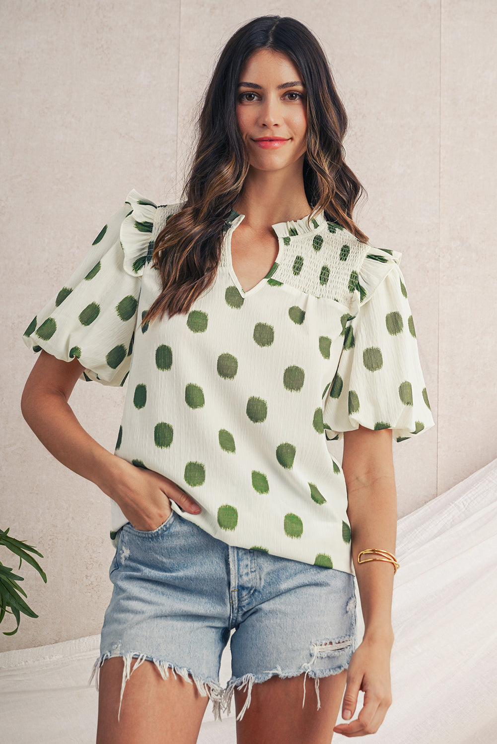 Blouse met stippenprint gesmokte halslijn en korte ballonmouwen