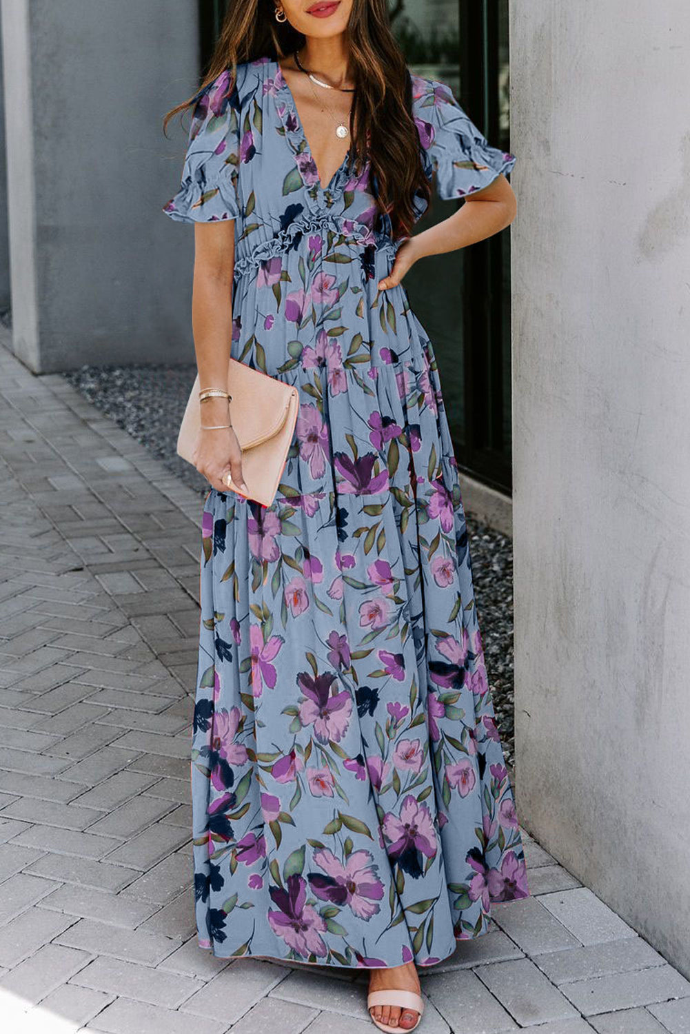 Hemelsblauwe maxi-jurk met vurige bloemenprint ruches V-hals en korte mouwen