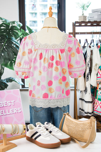 Roze blouse met stippen kanten afwerking vierkante hals en pofmouwen