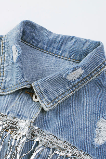 Hemelsblauwe denimjas met pailletten en franjes in een verweerde look