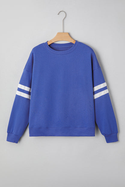 Preppy sweatshirt met strepen op de mouwen en een losse pasvorm