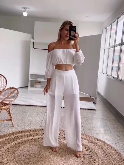 Witte set van een geplooide top met één schouder en een broek met hoge taille