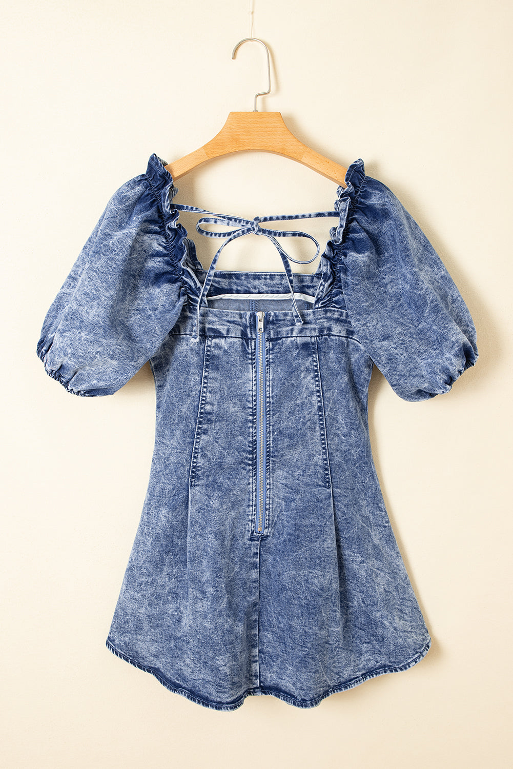 Blauwe denim jurk met ruches vierkante halslijn pofmouwen en open rug
