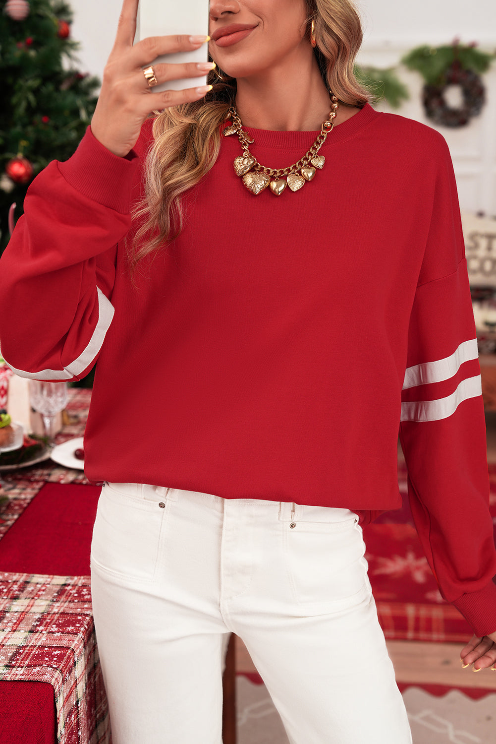 Preppy sweatshirt met strepen op de mouwen en een losse pasvorm