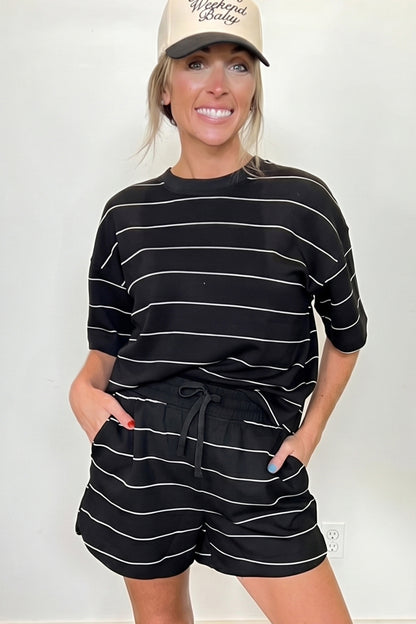 Gestreepte shirt met korte mouwen en shorts met zakken en trekkoord 2-delige set