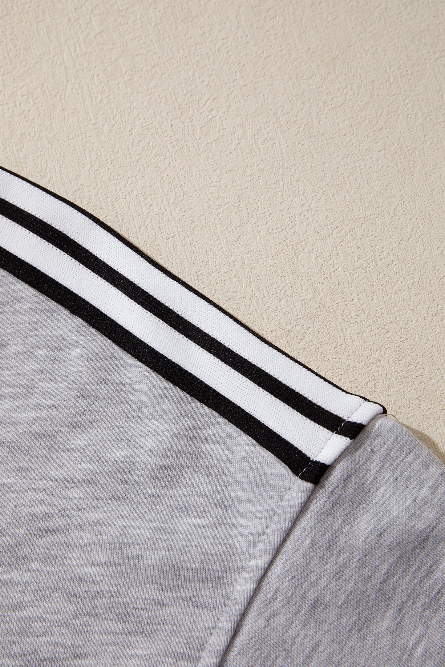 Lichtgrijze oversized T-shirt met patchworkdetails en onafgewerkte randen
