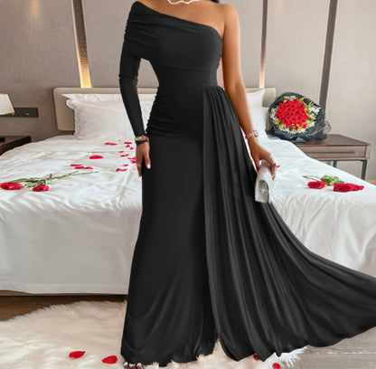 Amerikaanse one-shoulder jurk met sleep